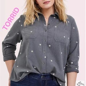 TORRID TAYLOR - GREY DENIM DAISY EMBROIDERED BUTTON-FRONT CLASSIC FIT SHIRT